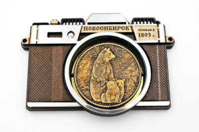 Магнит - фотоаппарат "Новосибирск. Три медведя" (дерево)