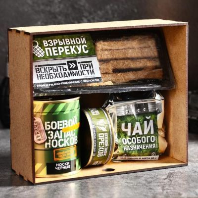 Подарочный набор «Стратегический»: чай 50 г, гренки 100 г, арахис 100 г, носки р-р 43