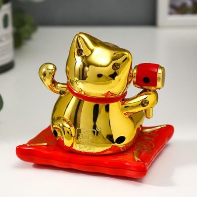 Маятник пластик от солнечной батареи "Манэки-нэко на ковре с молотком" золото 10х9х7,5 см