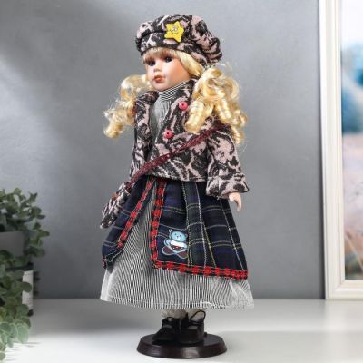 Кукла коллекционная керамика "Блондинка с кудрями, пиджак и берет с узорами" 40 см