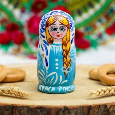 Матрёшка 3-х кукольная «Плетёт косу»