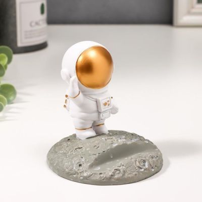 Сувенир полистоун подставка "Астронавт в белом скафандре с золотым шлемом" 8,5х8х8 см