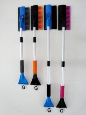 Щетка для снега со скребком № 032