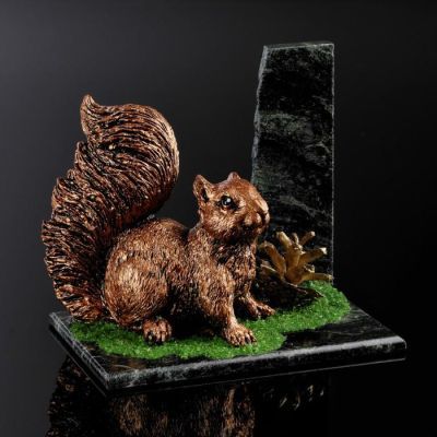 Сувенир "Белка с шишкой", 8х12х9 см, змеевик, гипс
