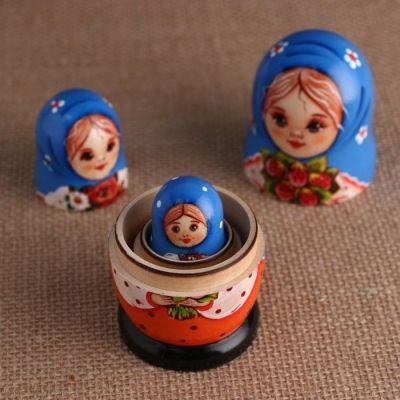 Матрёшка «Мила с букетом земляники», 3 кукольная, 11 см