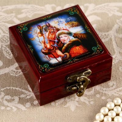 Шкатулка «Девушка с лошадью», 8х8 см