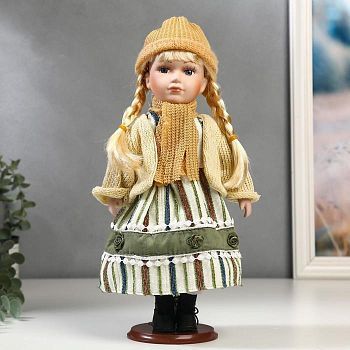 Кукла коллекционная керамика "Блондинка с косами платье зелён.полоска и белый кардиган" 30см   54832