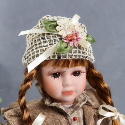 Кукла коллекционная керамика "София в песочном пальто, платье в клетку" 30 см