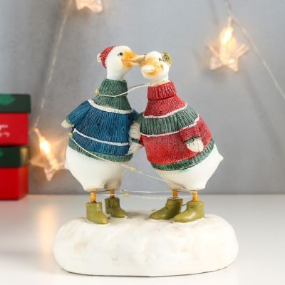 Сувенир полистоун световой "Гуси в зимних свитерах, с гирляндой" 14х10х12,5 см