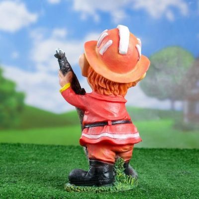 Садовая фигура "Гномик пожарный" 17х31см