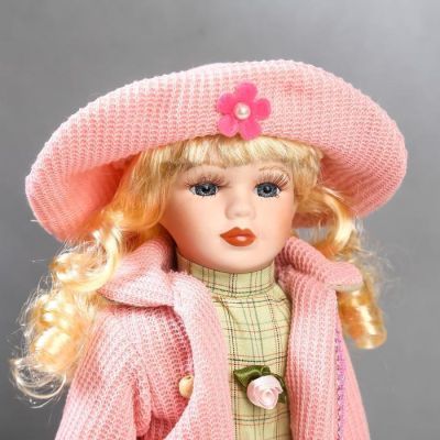 Кукла коллекционная керамика "Блондинка с кудрями, розовый пиджак и клетка" 40 см