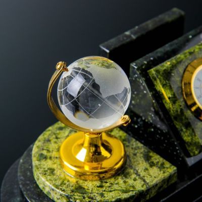 Визитница «Змеевик»: часы, глобус