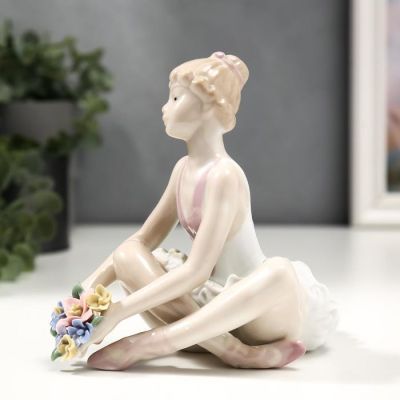 Сувенир керамика "Балерина с букетом цветов после премьеры" белый с золотом 14,5х12х14,5 см   481115