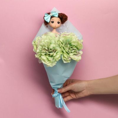 Букет с игрушкой «Кукла Алиса»