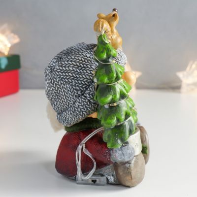 Сувенир полистоун свет "Мальчик с белкой на серой шапке и ёлкой в руках " 12,5х9х14 см