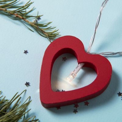 Гирлянда «Нить» 1.5 м с насадками «Сердце красное», IP20, прозрачная нить, 10 LED, свечение тёплое белое, 2 × AA