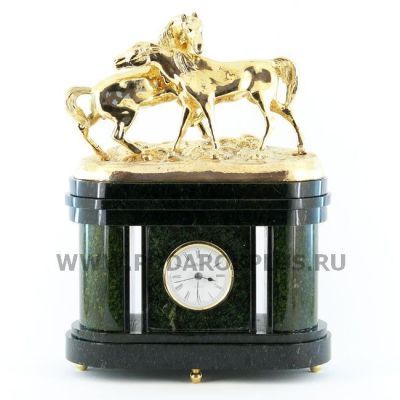 Интерьерные часы "Кони на воле" змеевик