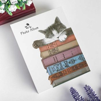 Фотоальбом на 100 фото 10х15 см "Спящий кот на книгах" 17,8х14х5 см
