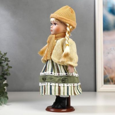 Кукла коллекционная керамика "Блондинка с косами платье зелён.полоска и белый кардиган" 30см   54832