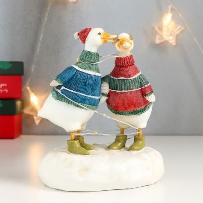 Сувенир полистоун световой "Гуси в зимних свитерах, с гирляндой" 14х10х12,5 см