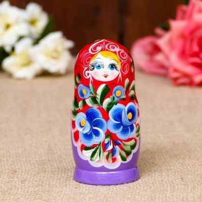 Матрёшка «Цветочки», красный платок, 3 кукольная, 10 см