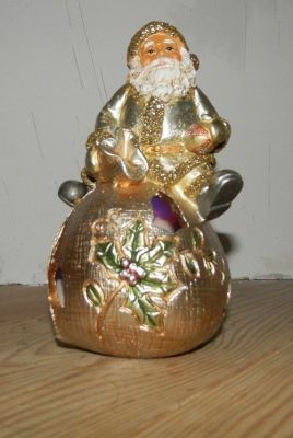 Дед Мороз на мешке с подарком (с подсветкой)