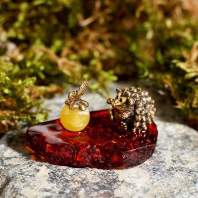 Сувенир из латуни и янтаря "Ежонок с яблоком"