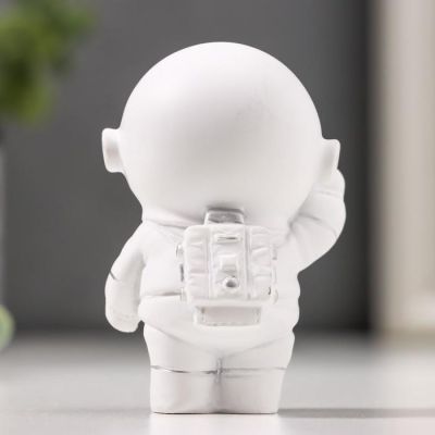 Сувенир полистоун "Астронавт в белом скафандре с серебряным шлемом - привет!" 7х4х4,5 см