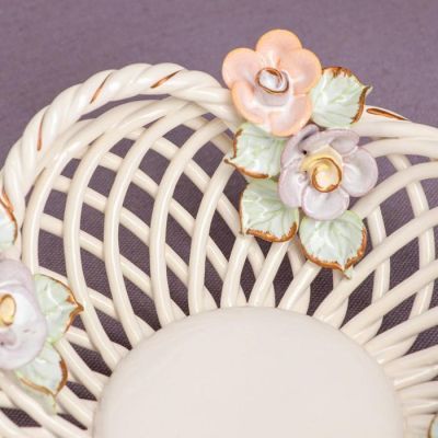 Конфетница "Поляна", с ручками, белая, цветная лепка, плетение, керамика, 11 см, микс