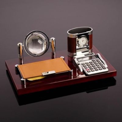 Набор настольный 4в1 (блок д/бумаг, карандашница с часами, калькулятор, глобус) микс