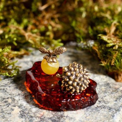 Сувенир из латуни и янтаря "Ежонок с яблоком"