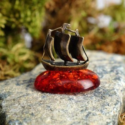 Сувенир из латуни и янтаря "Кораблик" на подставке