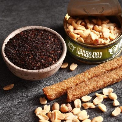 Подарочный набор «Стратегический»: чай 50 г, гренки 100 г, арахис 100 г, носки р-р 43