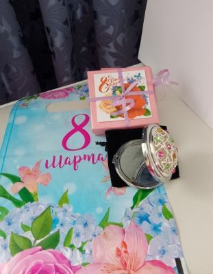 Зеркальце карманное со стразами в подарочном оформлении "С 8 Марта"