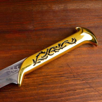 Сув. изделие кинжал на подставке, рукоять золото, 70см, клинок 48 см