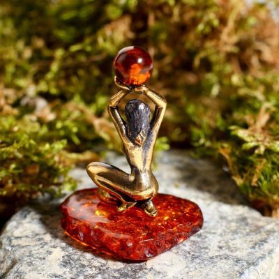 Сувенир из латуни и янтаря "Девушка с шаром" 3.3х4.5 см