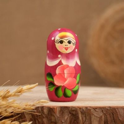Матрёшка «Цветочки», красный платок, 3 кукольная, 10 см