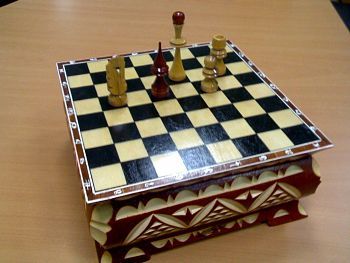 Шахматы в ларце (18х18см)