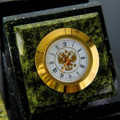 Визитница «Змеевик»: часы, глобус