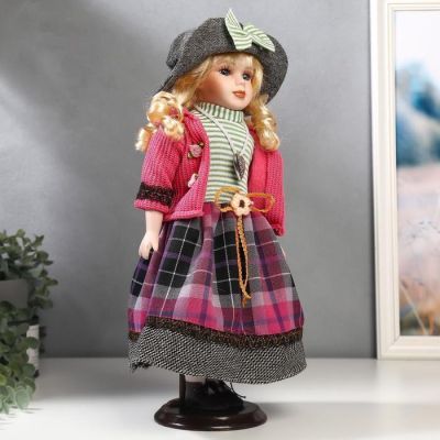 Кукла коллекционная керамика "Блондинка с кудрями, розовый пиджак и клетка" 40 см