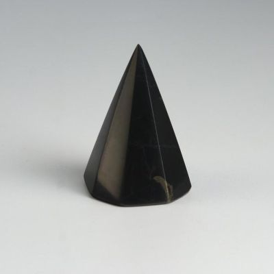 Пирамида из шунгита, восьмигранная, высокая, полированная, 5 см