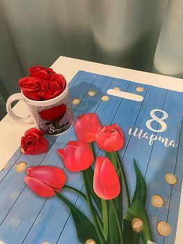 Кружка «С 8 марта» с мыльными розочками в подарочном пакете "С 8 Марта"