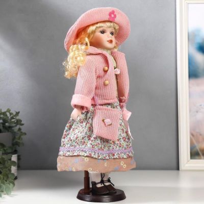 Кукла коллекционная керамика "Блондинка с кудрями, розовый пиджак и клетка" 40 см