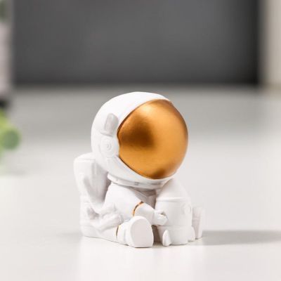 Сувенир полистоун "Астронавт в белом скафандре с золотым шлемом, с ракетой" 4х3,5х3 см
