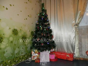 Искусственная елка с шишечками и инеем на ветвях (h = 210 см)