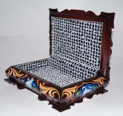 Шкатулка резная из кедра ручной работы с росписью "Лебеди"(19х13,5х5,5 см)