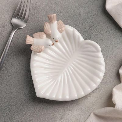 Блюдо сервировочное «Голубки на листочке», 14×12×2 см, цвет белый