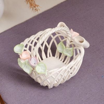 Конфетница "Сувенирчик", с ручкой, белая, цветная лепка, плетение, 9 см, микс